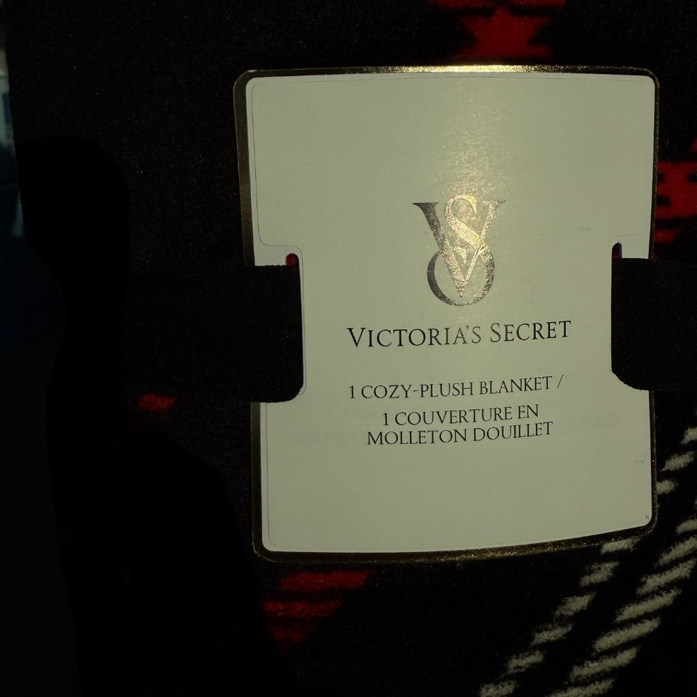 Victoria's Secret plush blanket, new with tags - Picture 4 of 4